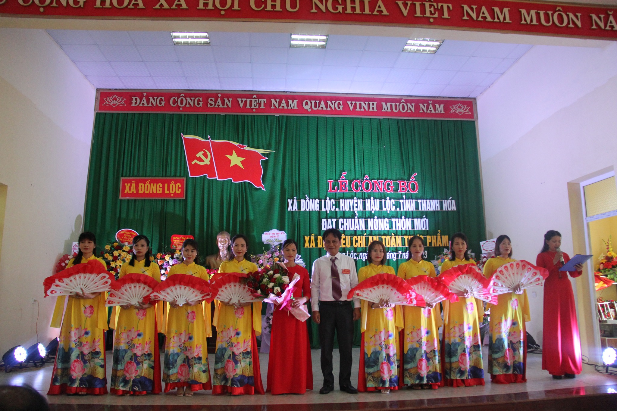 Xã Đồng Lộc đón bằng công nhận đạt chuẩn nông thôn mới